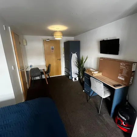 Studio 17, Short Stroll From Bradford City Centre Apartment *